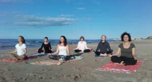 Méditation guidée sur la plage au lever du soleil